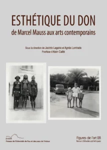 Les photographies en couverture mettent en perspectives deux trios d'enfant dans deux zones géographique différente.