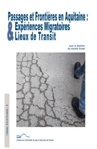 Photographie de la couverture réalisée par Leila Sadel, qui est aussi l'une des autrices de l'ouvrage. La photographie représente une contre-plongée sur un sol goudronné où des jambes s'y déplacent.