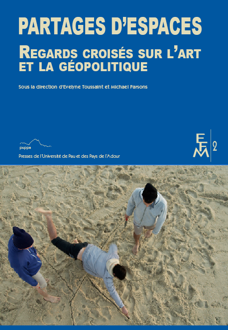 Photographie en couverture de l'artiste Sigalit Landau, nommée Azkelon datant de 2011. La photographie est issue d'une vidéo en format 16"32", elle représente trois hommes dessinant au couteau dans le sable.