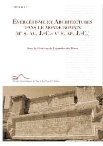 La couverture est illustrée par la photographie des inscriptions de portes du théâtre de Lepcis Magna en Libye.