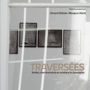 Couverture de l'ouvrage. On voit trois photos d’épigraphie dans une salle d'exposition.