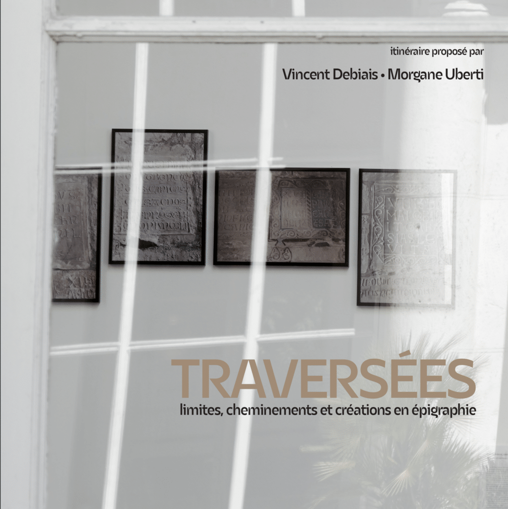 Couverture de l'ouvrage. On voit trois photos d’épigraphie dans une salle d'exposition.