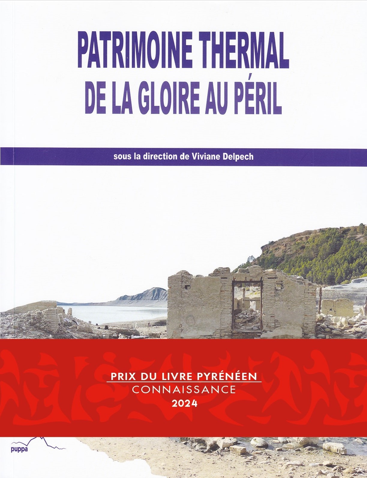 Dans la partie supérieure de l'ouvrage il y a le titre en bleu. En dessous l'image d'une ruine d'une station thermale est caché par un bandeau rouge sur lequel il est écrit Prix du livre pyrénéen - Connaissance 2024