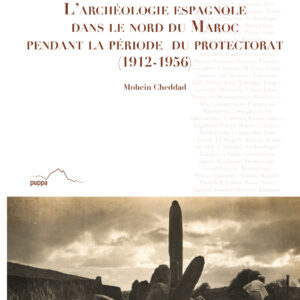 Couverture blanche, on voit des mots en transparence sur le côté droit. Le titre est en haut en orange. En bas apparait une photo représentant une ruine.