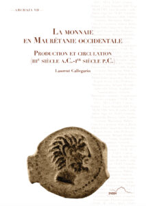 Couverture blanche, on aperçoit des mots en transparences. Le titre est en haut en orange. En bas, on voit une monnaie représentant la tête d'un homme.