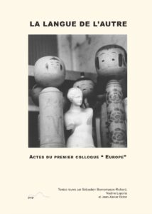 Couvertur blanche, écriture noire, avec une photo d'une vénus de Milo entourée de poupées kokeshi
