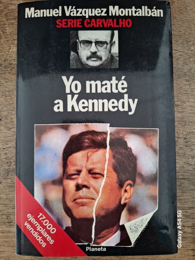 Couverture de l'ouvrage Yo maté à Kennedy. Il s'agit de la couverture des éditions Planeta. En haut, nous avons le portrait de l'auteur en petit. Dans la seconde moité, en bas, il y a la photo de Kennedy.