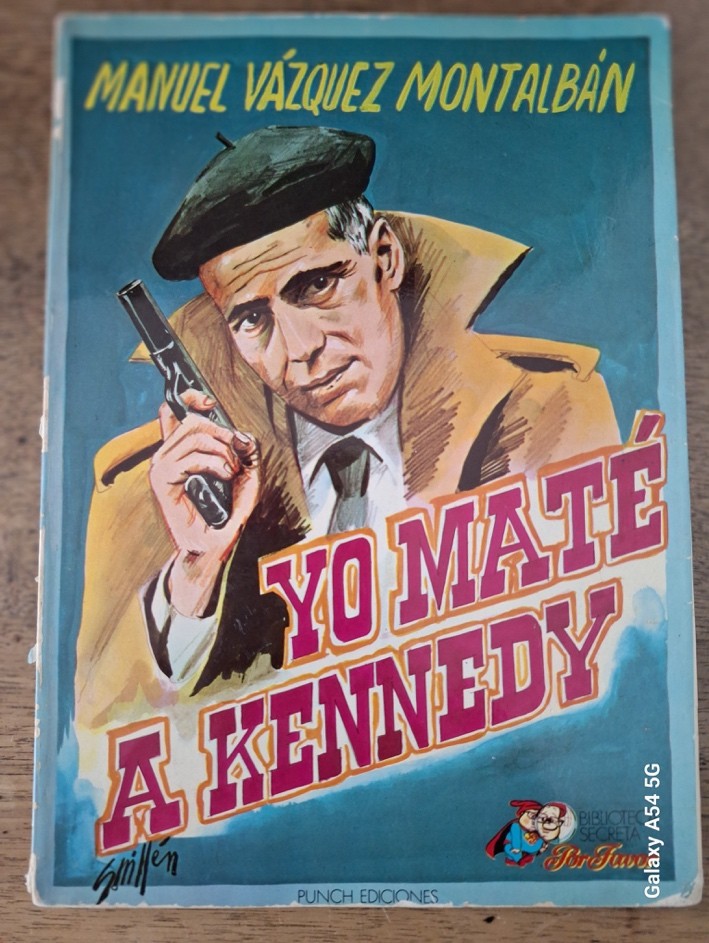 Couverture de l'ouvrage Yo maté à Kennedy. Il s'agit de la couverture des éditions Punch. La couverture est dessiné à la main, l'illustration et le texte. On y voit un portrait d'un homme avec une arme à la main et un béret (une boina) sur la tête.