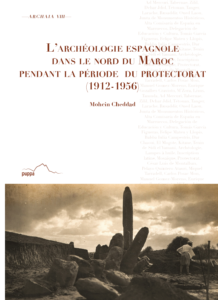 Couverture blanche, on voit des mots en transparence sur le côté droit. Le titre est en haut en orange. En bas apparait une photo représentant une ruine.