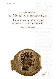 Couverture blanche, on aperçoit des mots en transparences. Le titre est en haut en orange. En bas, on voit une monnaie représentant la tête d'un homme.