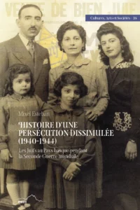 Couverture de l'ouvrage. Il s'agit d'une photo d'une famille juive en noir et blanc. Derrière la famille on peut lire le titre d'une affiche : Vente de bien juif.