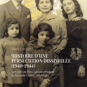 Couverture de l'ouvrage. Il s'agit d'une photo d'une famille juive en noir et blanc. Derrière la famille on peut lire le titre d'une affiche : Vente de bien juif.